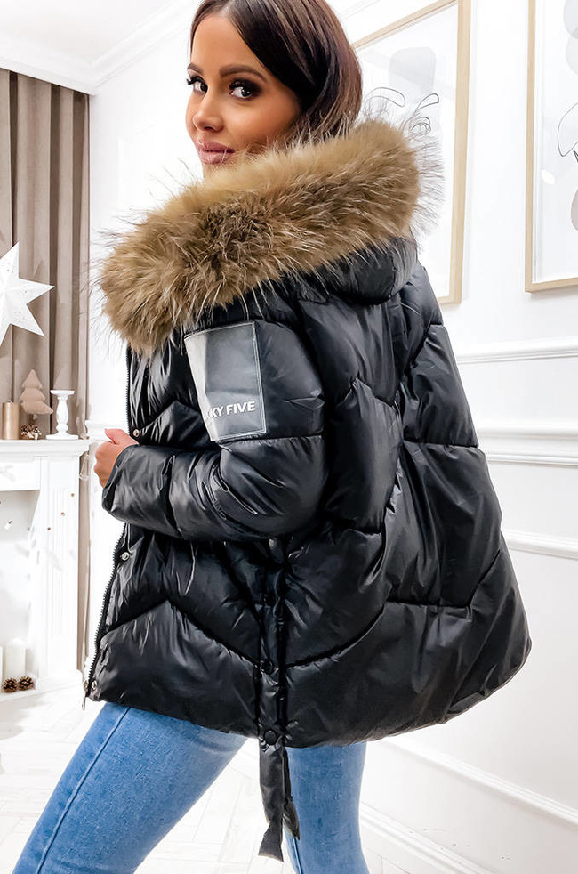 KURTKA ASYMETRYCZNA Z OZDOBNYMI ZATRZASKAMI PO BOKACH- CZARNA