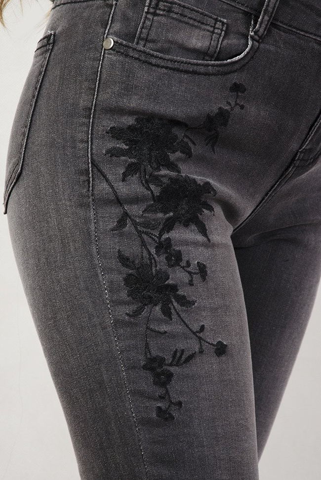 Szare spodnie jeansowe z naszywkami