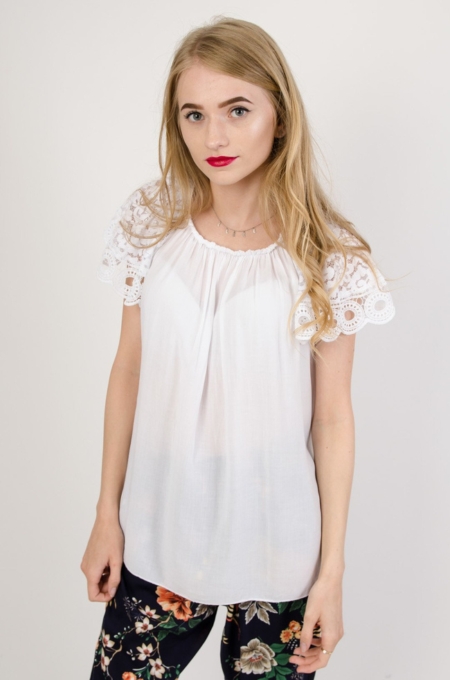 Biała bluzka z koronkowym rękawem