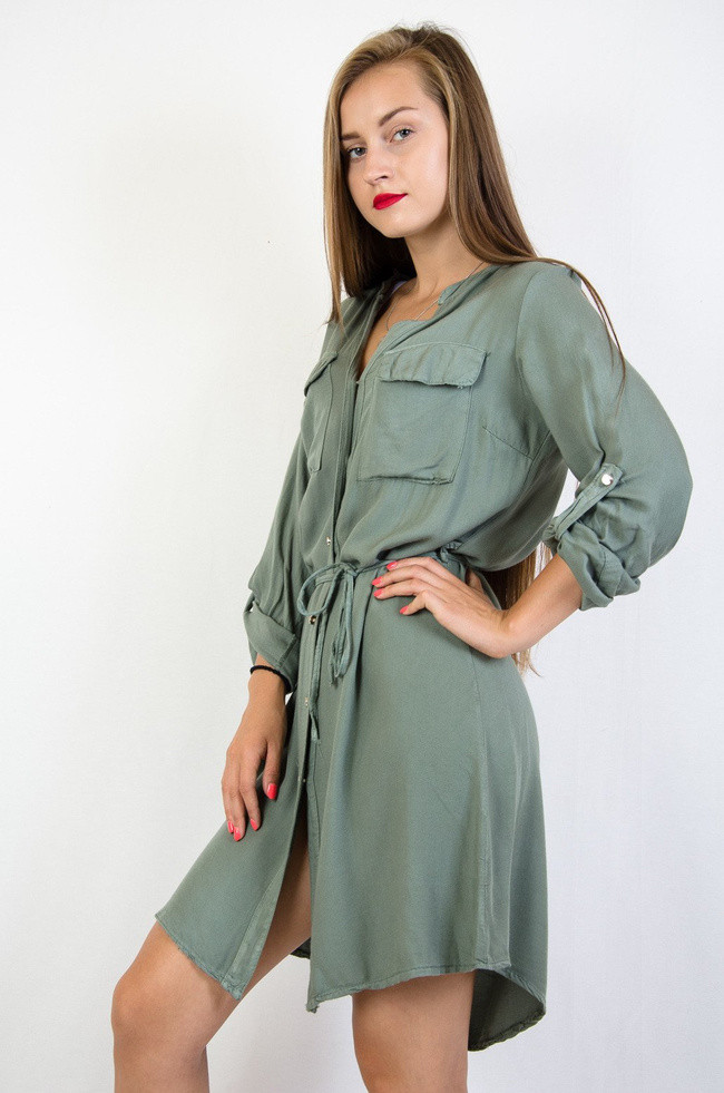 Zielona sukienka zapinana na złote guziki wiązana w pasie 