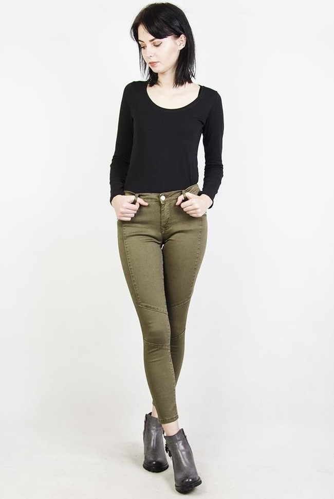 Zielone spodnie rurki jeansowe z zamkami i przeszyciami