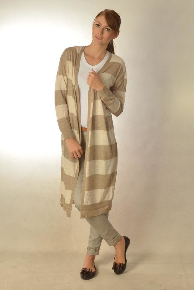 Beżowo-brązowa narzutka sweterkowa