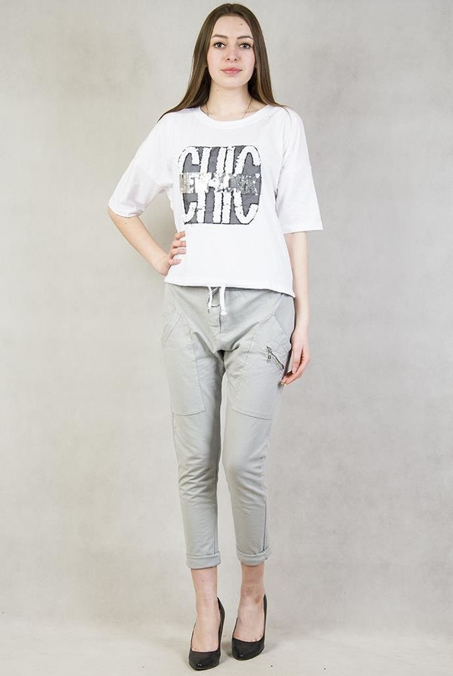 Biała asymetryczna bluzka z napisem "CHIC NEW YORK"