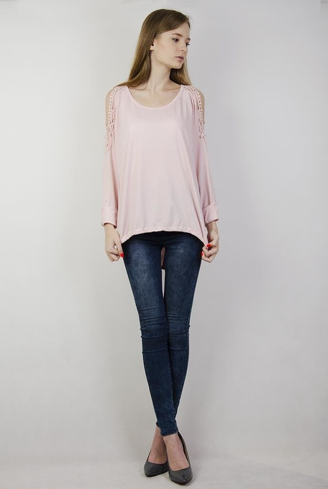 Jasnoróżowa bluzka z wycięciami i ażurowymi wstawkami