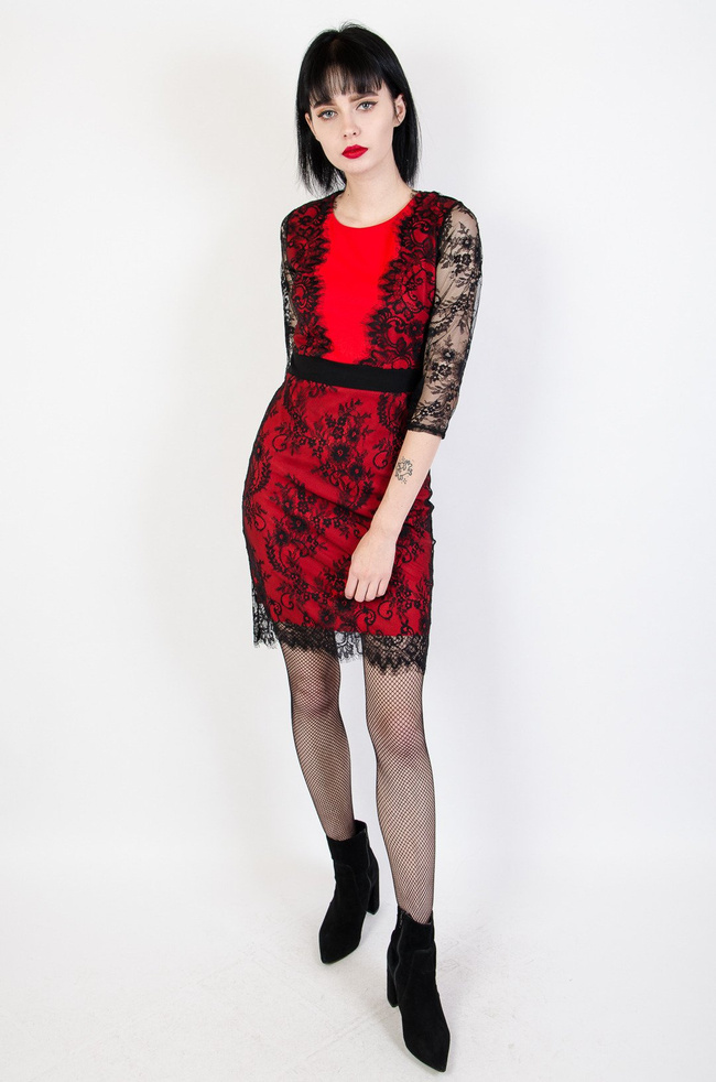 Przylegająca koronkowa czerwono-czarna sukienka