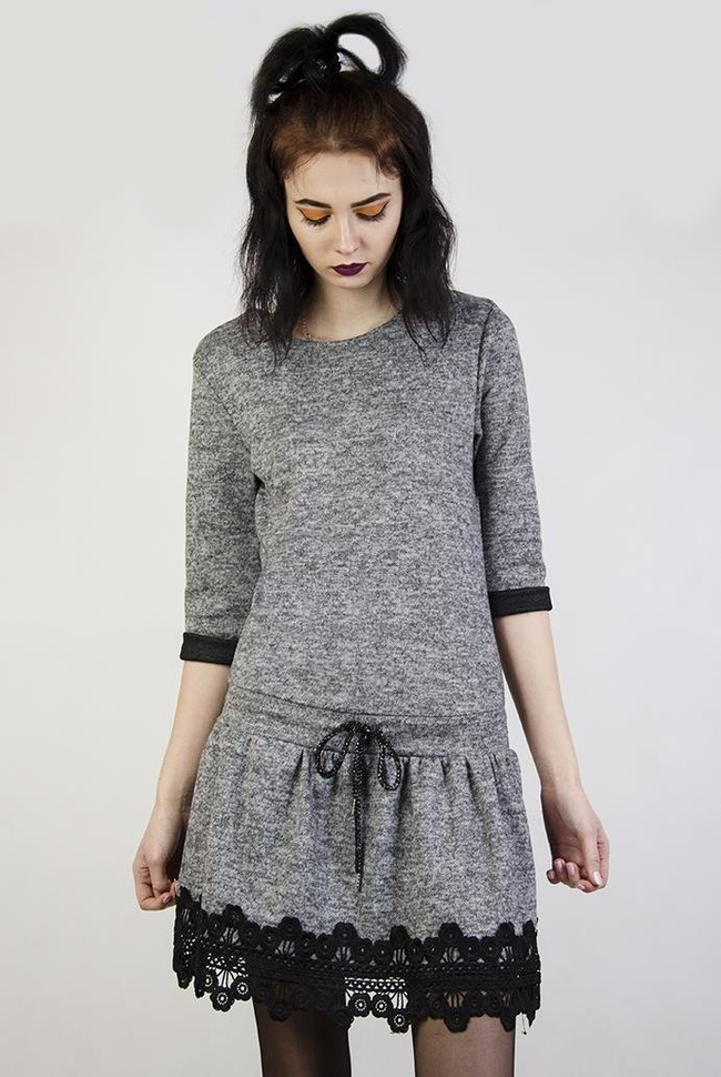 Szara sukienka ze sznurkiem w pasie i ażurowym zdobieniem na dole