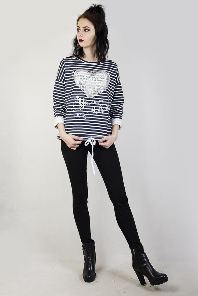 Biało-granatowa bluzka w paski, z sercem