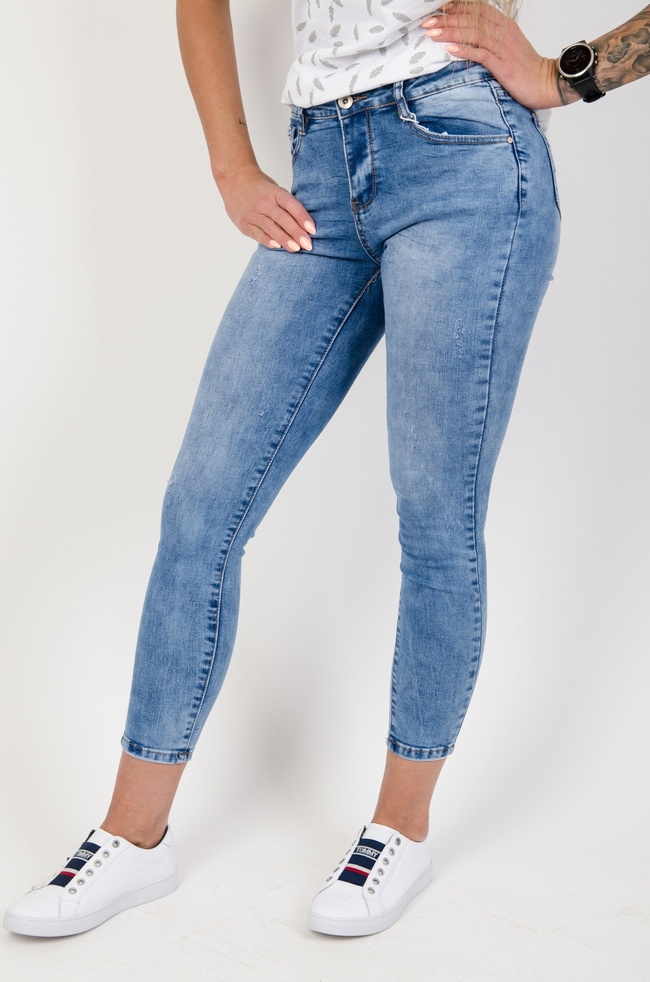 Jasne spodnie jeansowe z delikatnymi przetarciami