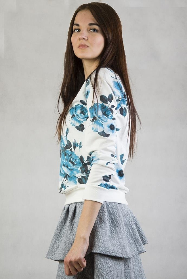 Biała bluza z niebieskimi kwiatami