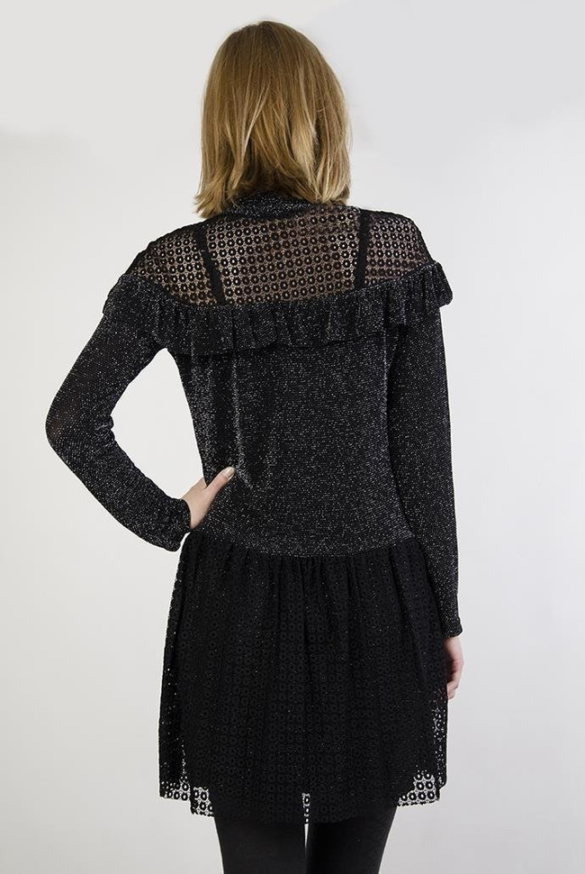 Czarna sukienka półgolf z koronką w dekolcie