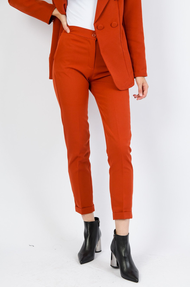 Damski garnitur w kolorze ceglastym