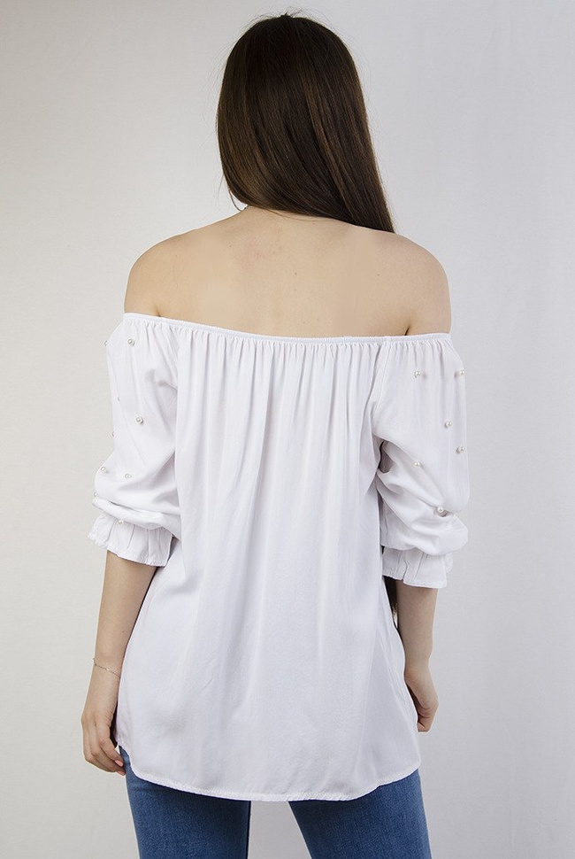 Biała bluzka z hiszpańskim dekoltem i koralikami