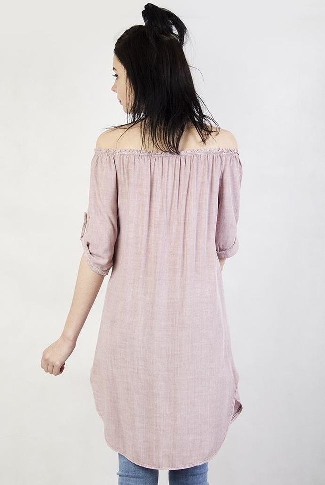 Jasnoróżowa przedłużana bluzka zapinana na guziki, z gumką w dekolcie