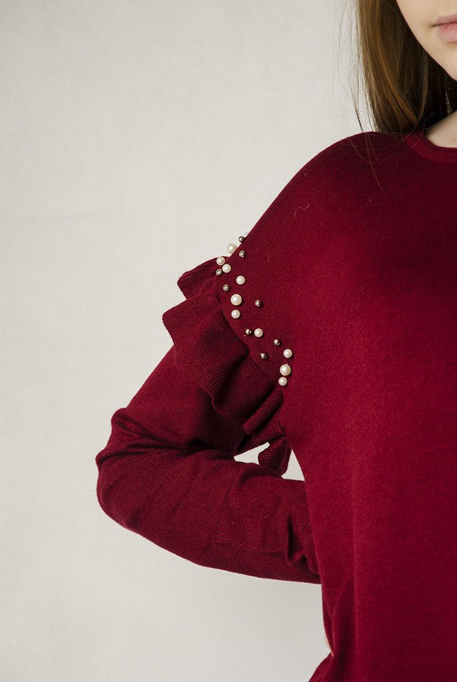 Bordowy sweterek z falbanką przy rękawie