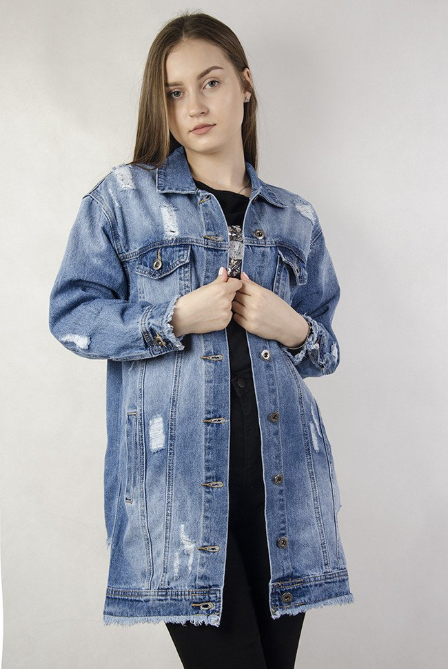Ciemna kurtka jeansowa przedłużana z szarpaniem na dole