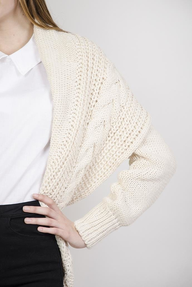 Gruby beżowy sweter typu kardigan z pięknymi wzorami