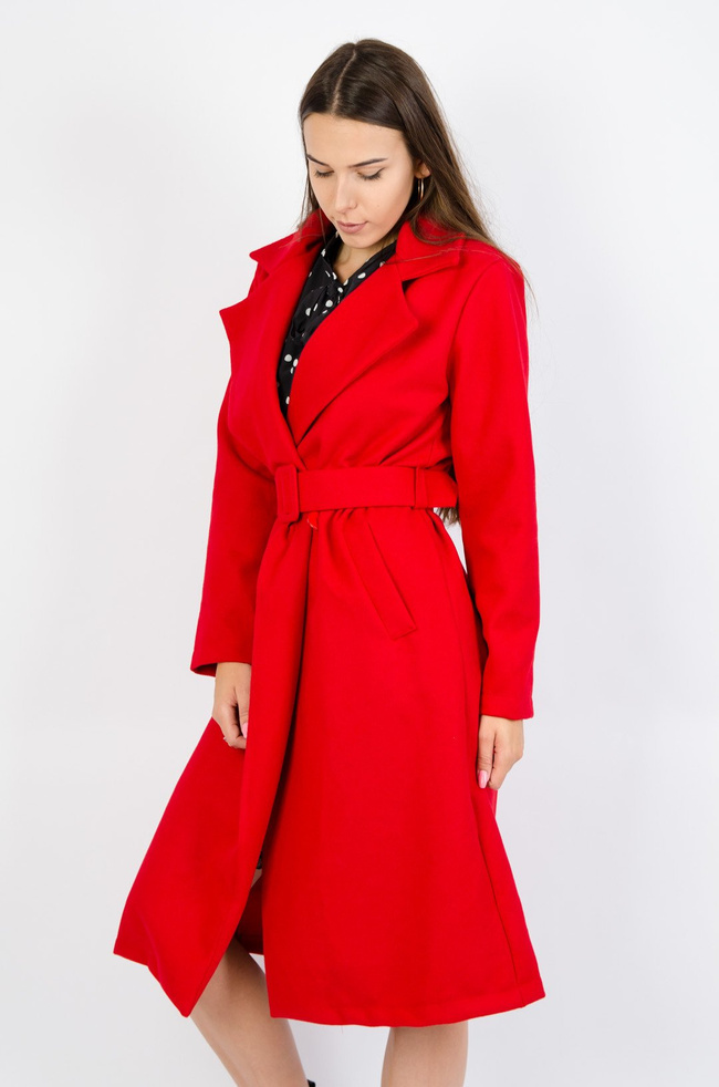 Długi czerwony płaszcz z paskiem