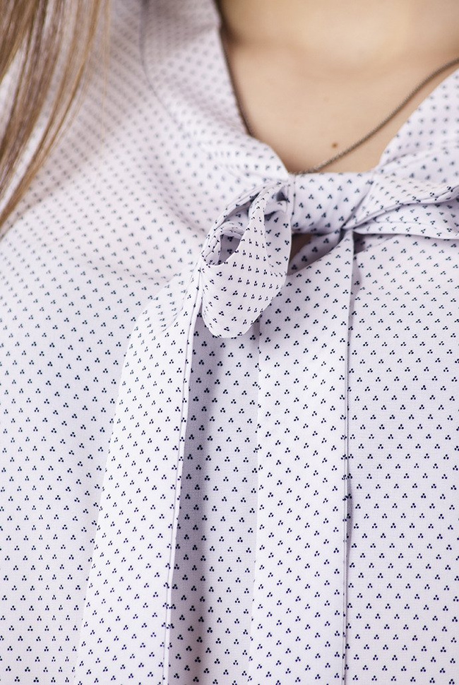 Biała bluzka w drobne czarne wzorki z wiązaniem przy szyi