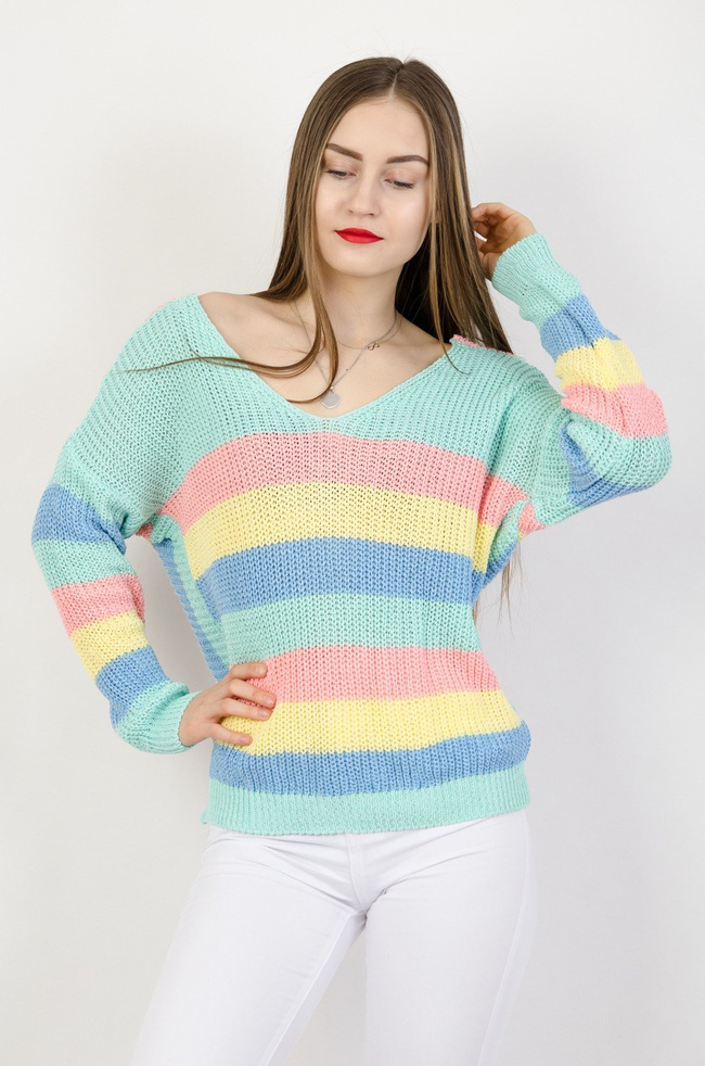 Pastelowy sweter w paski ze splotem