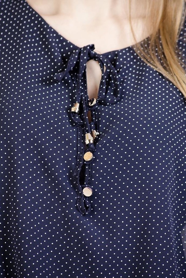 Granatowa sukienka w białe kropki z wiązaniem w pasie