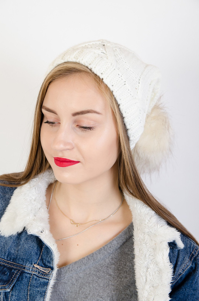 Kremowa przeplatana czapka z pomponem