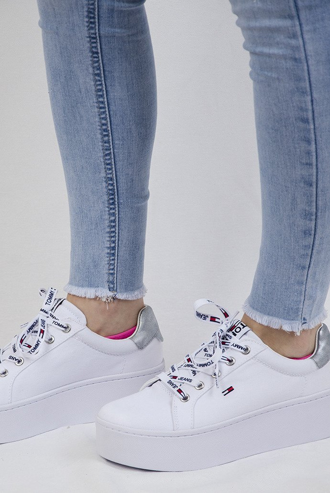 Jasne spodnie z białą gumą przy pasie