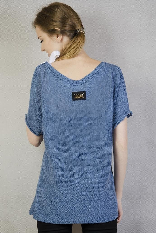 Krótki niebieski sweter ze wstążką i wycięciem