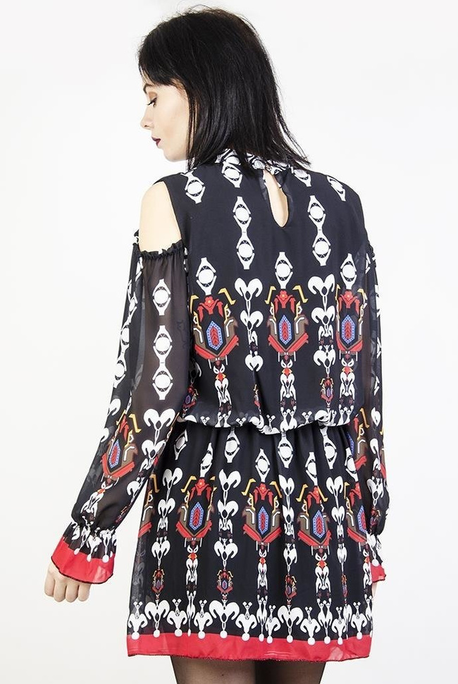 Wzorzysta sukienka z wycięciami na ramionach