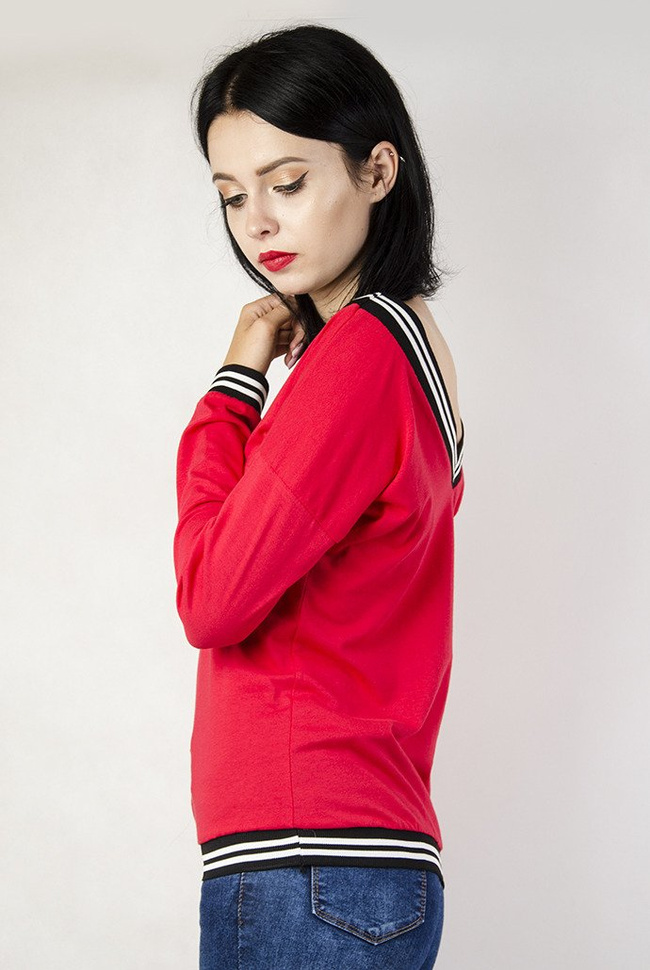 Czerwona bluzka z wyciętym dekoltem