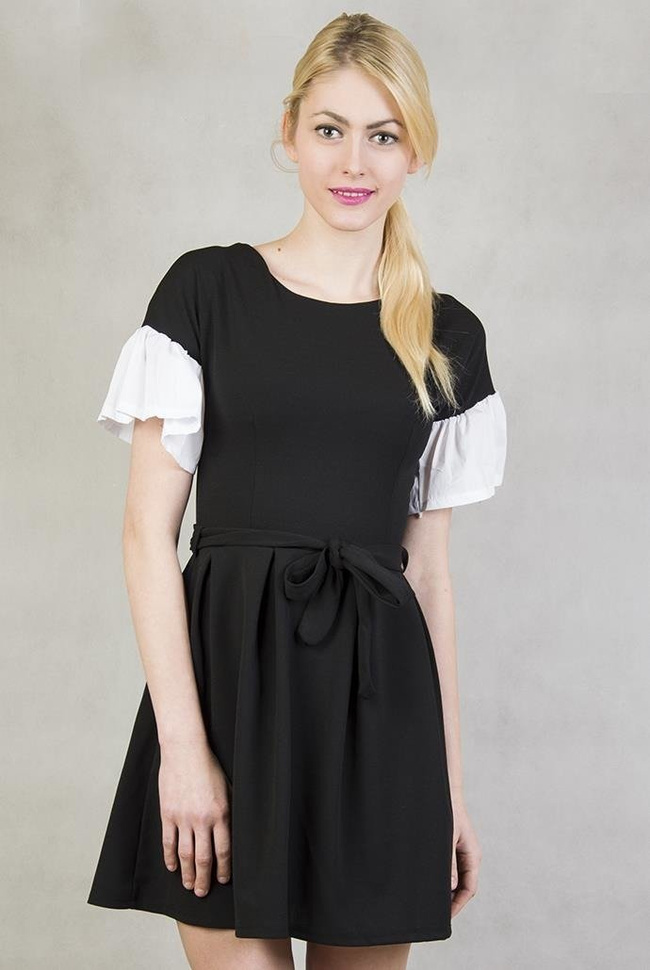 Czarna sukienka z białymi rękawami