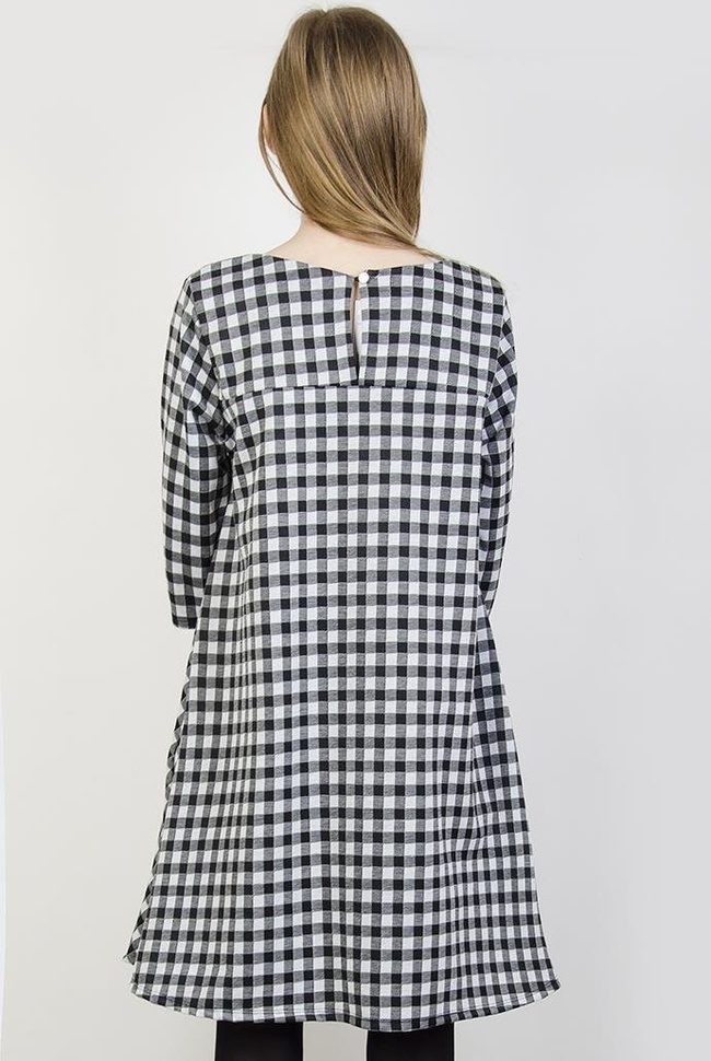 Rozkloszowana biało-czarna sukienka w kratę z broszką