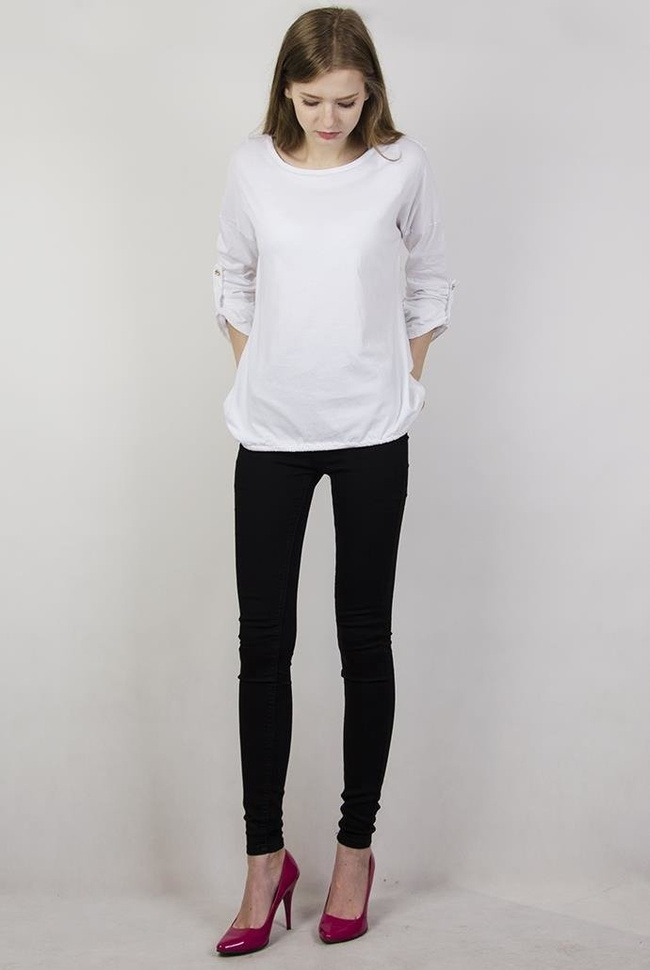 Biała bluzka z podwijanymi rękawami i pięknym zdobieniem na plecach