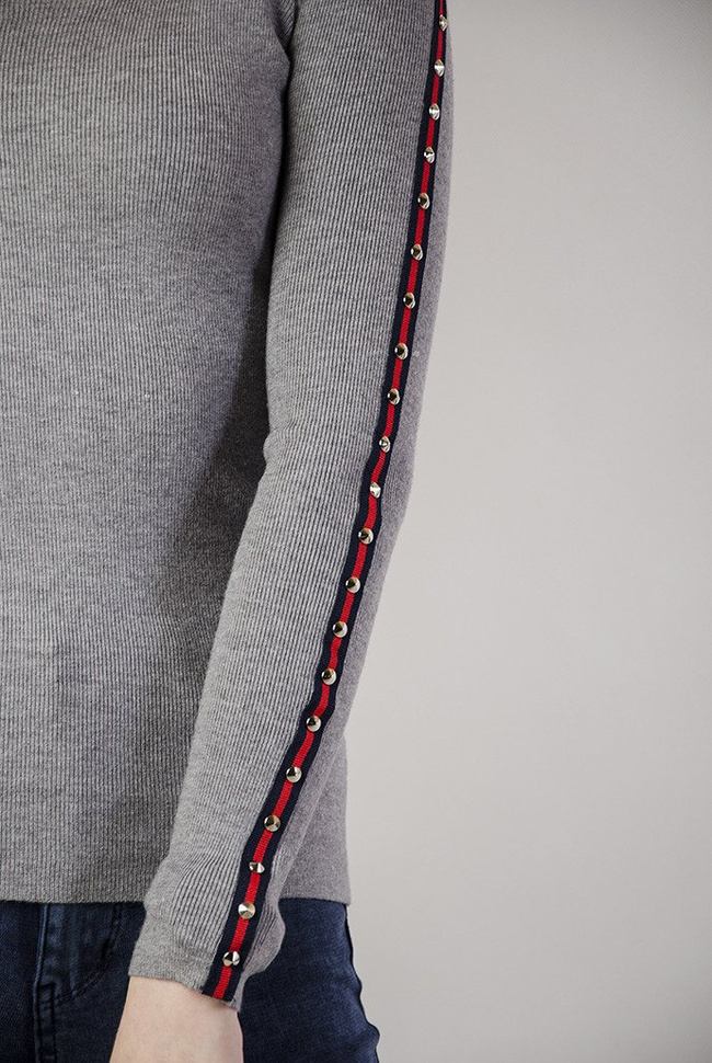 Szara, przylegająca bluzka z ćwiekami u boku