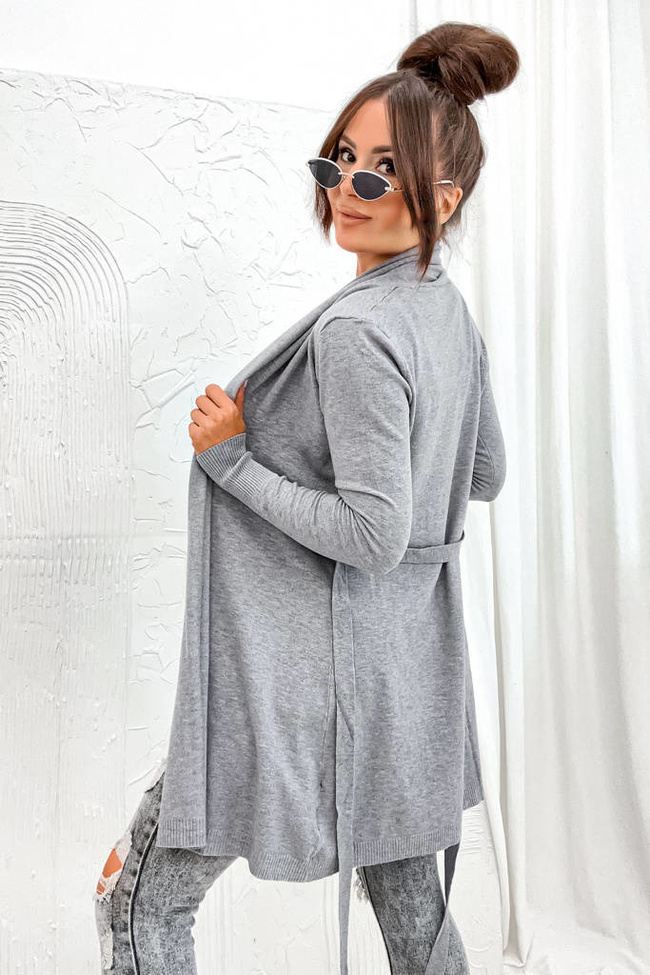 DZIANINOWA NARZUTA Z WIĄZANIEM W PASIE- SZARA