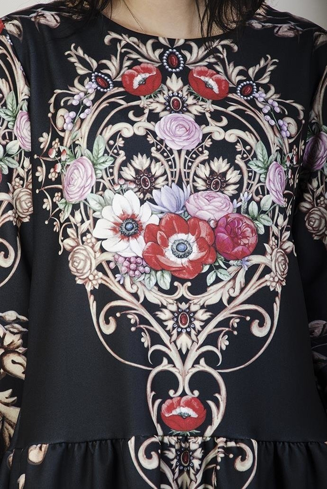 Wzorzysta, czarna sukienka z falbaną na dole