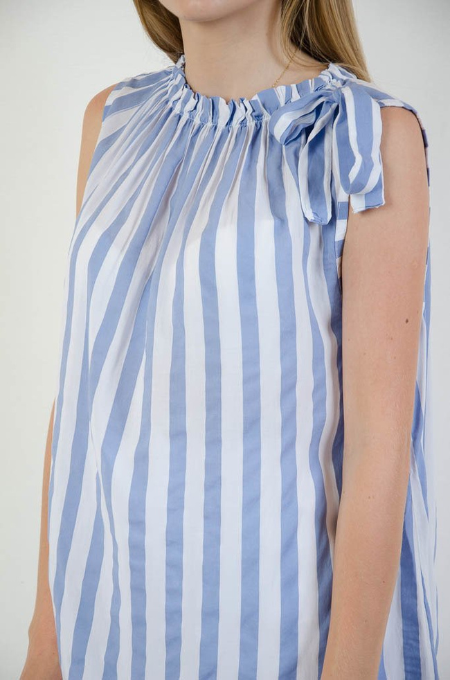 BLUZKA W BIAŁO NIEBIESKIE PASKI Z KOKARDA NA RAMIENIU 