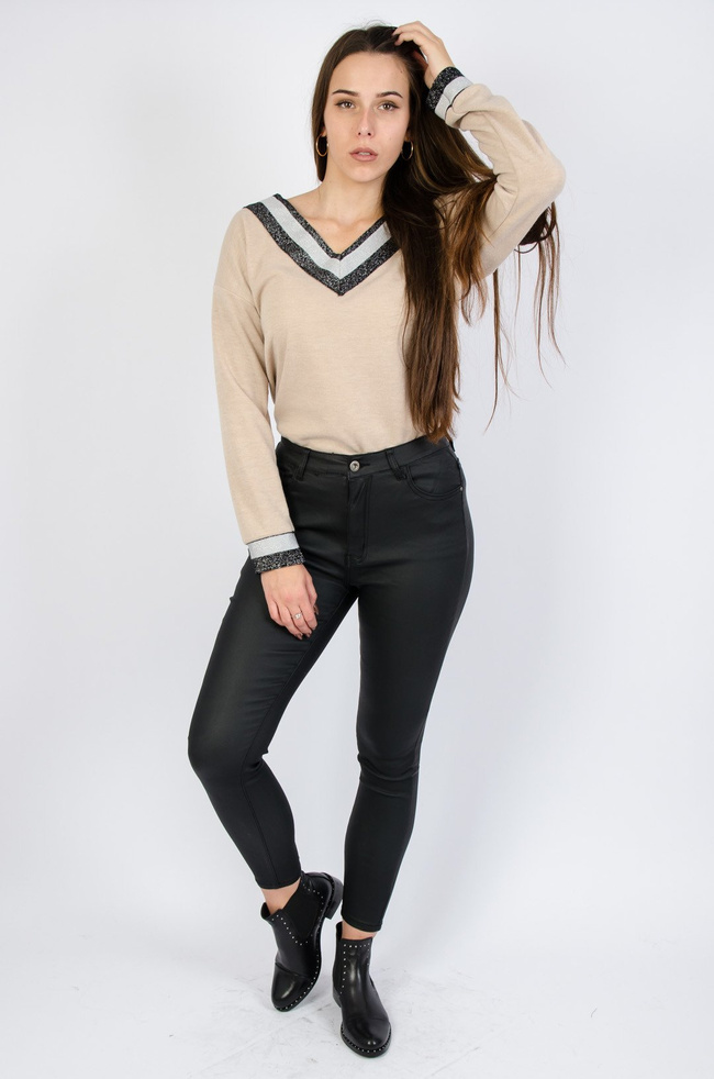 Beżowa bluzka z brokatowymi wstawkami w dekolcie i rękawach