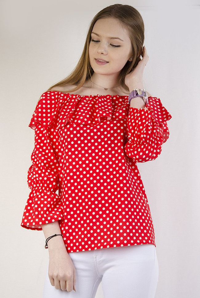 Czerwona bluzka z hiszpańskim dekoltem w grochy
