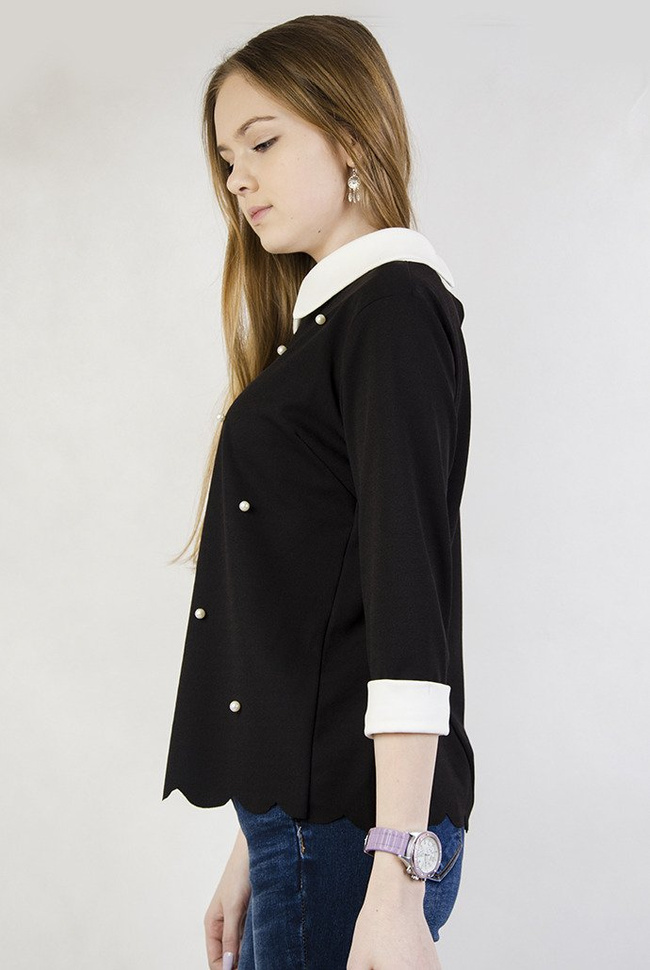 Czarna bluzka z białym kołnierzem oraz perełkami