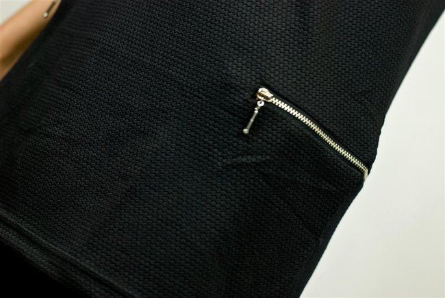 Czarna sukienka z zamkami