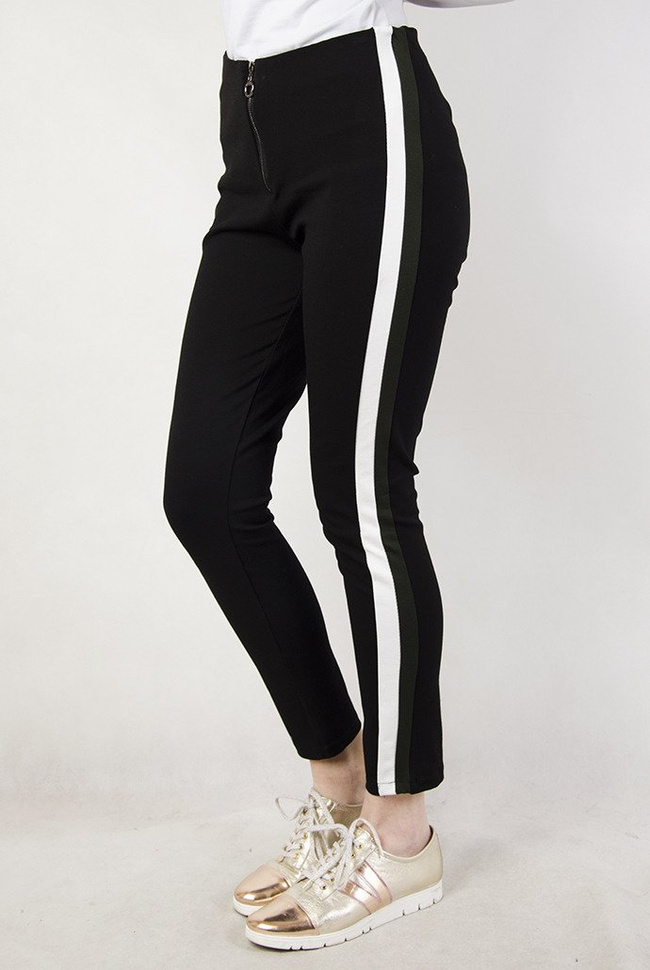 Czarne materiałowe spodnie z  biało-zielonymi paskami