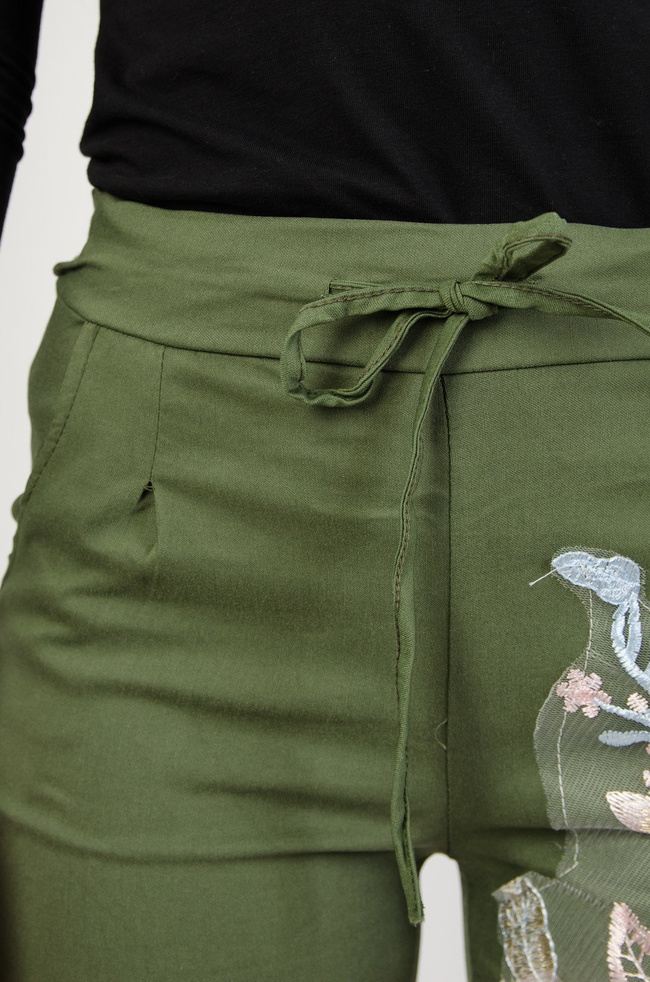 Zielone spodnie materiałowe z kwiatami