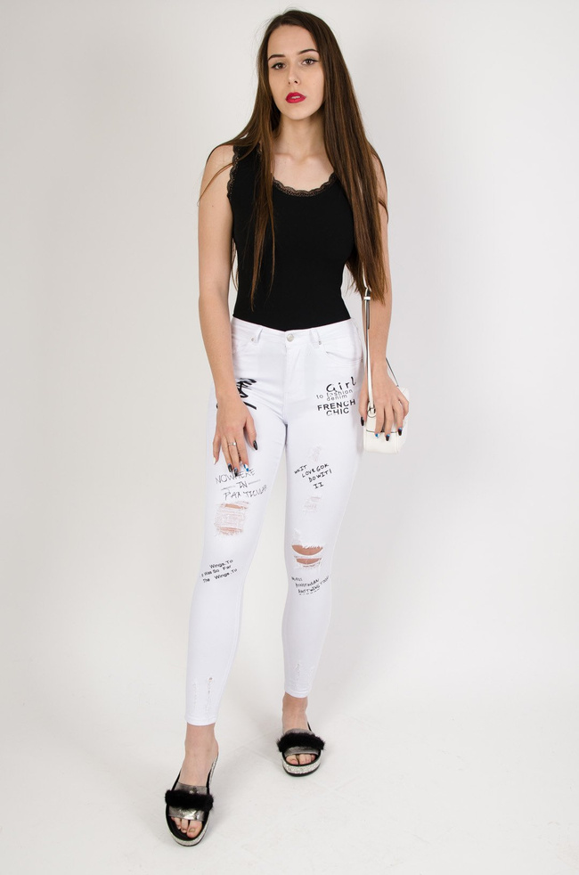 Białe dopasowane spodnie z napisami