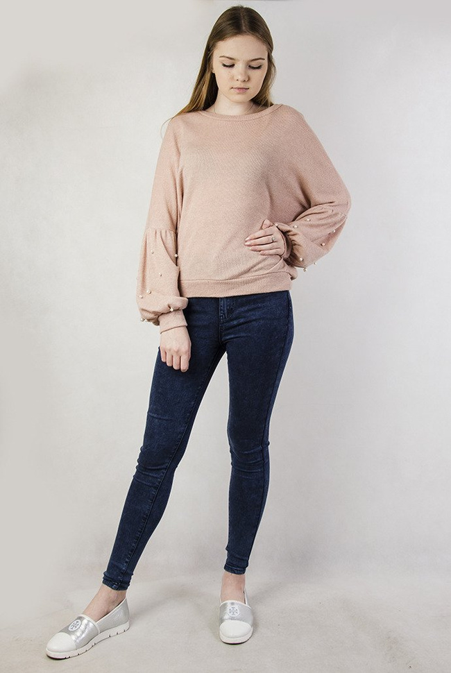 Jasnoróżowy sweterek z bufiastymi rękawami oraz perełkami