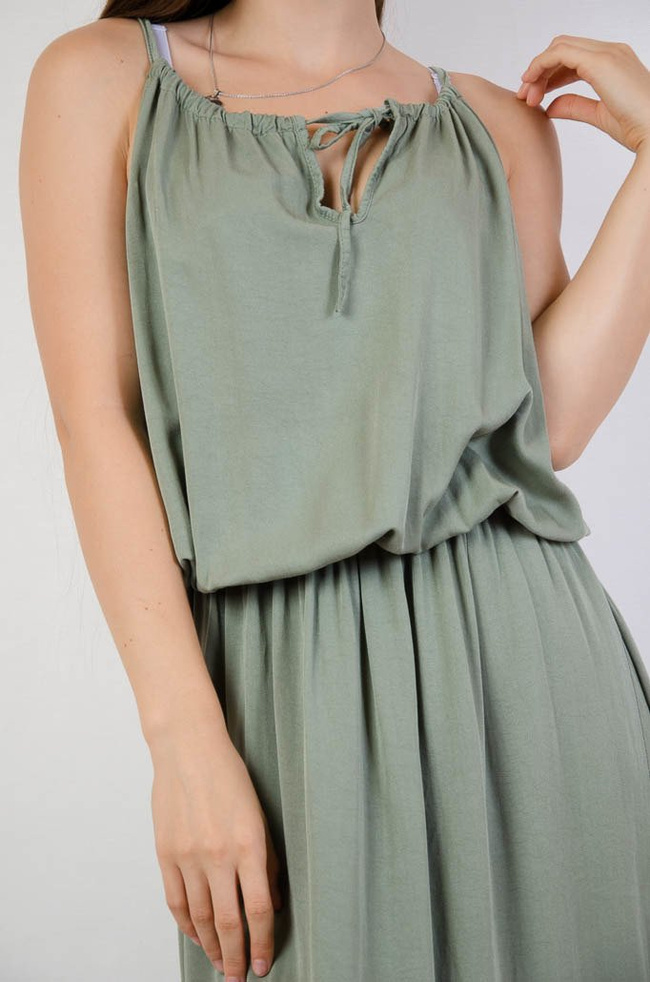 Długa zielona sukienka z rozporkiem na boku