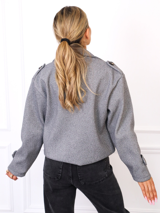 KRÓTKI PŁASZCZ ZAPINANY NA GUZIKI- SZARY