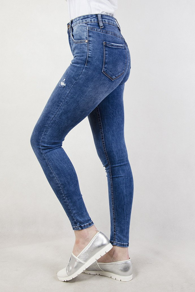 Jasne spodnie jeansowe z przetarciami oraz wysokim stanem