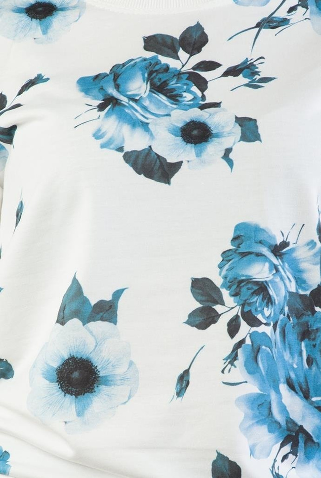 Biała bluza z niebieskimi kwiatami