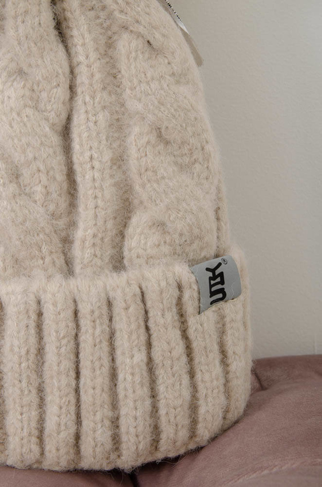 BEŻOWA ZIMOWA CZAPKA PLECIONA Z POMPONEM 