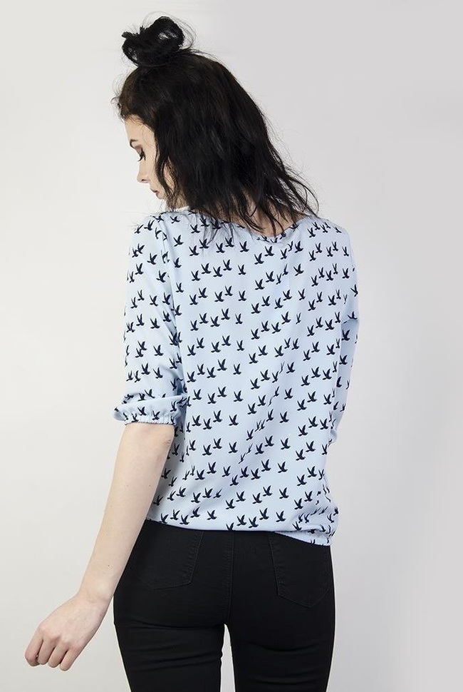 Jasnoniebieska bluzka w czarne jaskółki